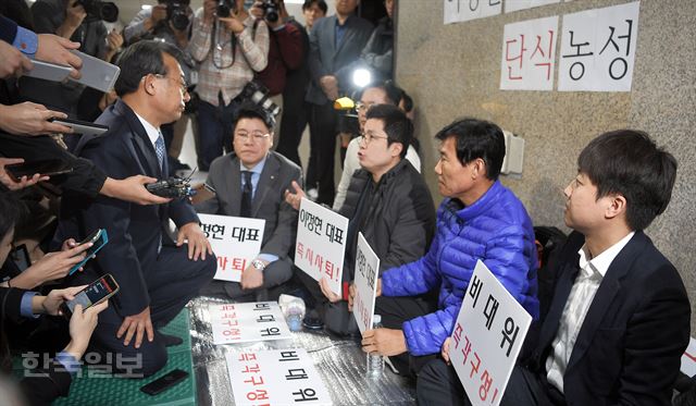 14일 오전 새누리당 이정현 대표가 국회 대표실 앞에서 이대표 사퇴를 촉구하며 단식투쟁을 하고 있는 이준석 새누리당 노원구병 당협위원장 등 원외 당협위원장들을 만나고 있다. 배우한기자 bwh3140@hankookilbo.com