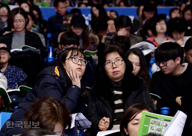 2017대학수학능력시험이 끝난 지 하루가 지난 18일 서울 잠실학생체육관에서 종로학원 주최로 열린 대입설명회에 많은 학부모와 수험생이 찾아와 강사의 말을 경청하고 있다. 김주성기자 poem@hankookilbo.com