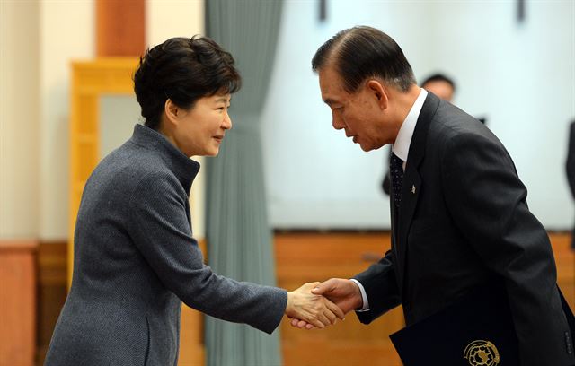 18일 박근혜 대통령은 청와대에서 열린 신임 정무직 임명장 수여식에서 김영청 평안북도지사 에게 임명장을 수여하고있다./2016.11.18 청와대사진기자단