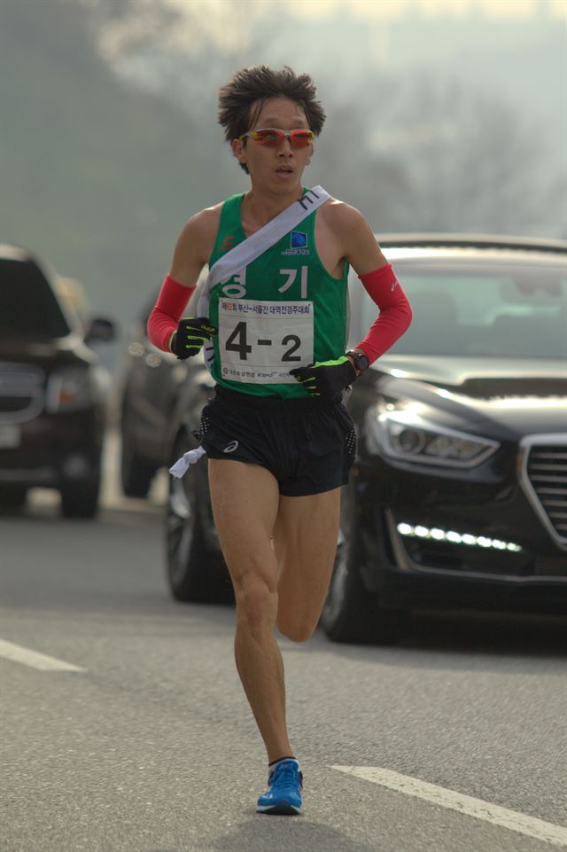 경기 김영진이 제62회 부산~서울간 대역전경주대회(경부역전마라톤)이 셋째 날 레이스에서 역주하고 있다. 대한육상연맹 제공