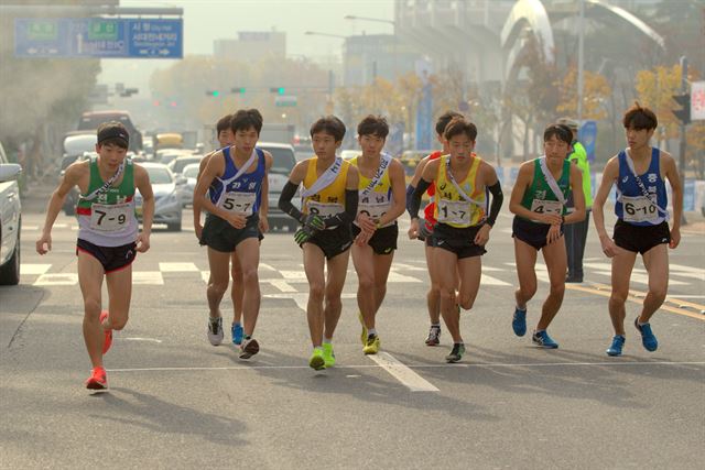 18일 오전 대전한밭종합운동장에서 힘차게 출발하는 시도 대표선수들. 대한육상연맹 제공