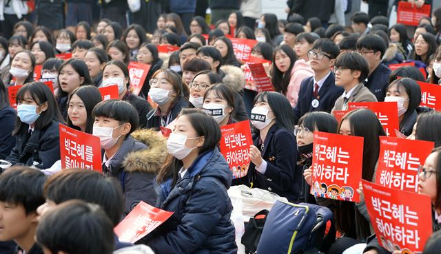 중학생과 고등학생으로 이뤄진 '중고생혁명' 단체 학생들이 19일 서울 보신각 앞에서 열린 박근혜 대통령 퇴진촉구 집회에서 교복을 입고 참가하고 있다 . 뉴스1