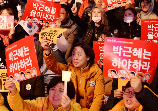 제4차 대통령 하야촉구 집회가 열린 19일 광화문광장에서 심상정 정의당 대표가 피켓을 들어 구호를 외치고 있다. 오대근 기자 inliner@hankokilbo.com