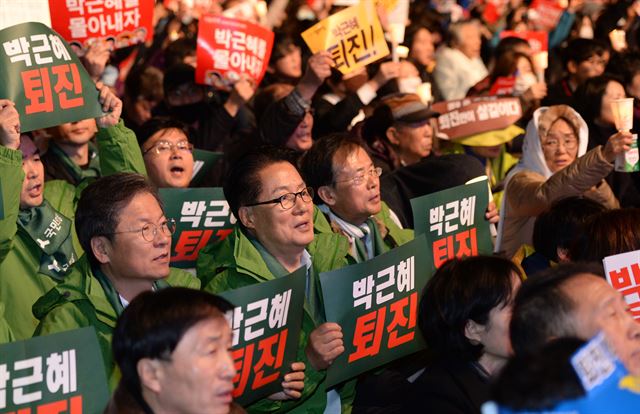 제4차 대통령 하야촉구 집회가 열린 19일 광화문광장에서 박지원 국민의당 비대위원장 겸 원내대표가 피켓을 들어 구호를 외치고 있다. 오대근 기자 inliner@hankokilbo.com