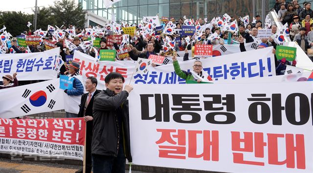 19일 오후 서울역광장에서 박근혜를 사랑하는 모임을 비롯한 보수단체 회원들이 박 대통령 퇴진에 반대하는 맞불집회를 열고 있다. 배우한기자 bwh3140@hankookilbo.com