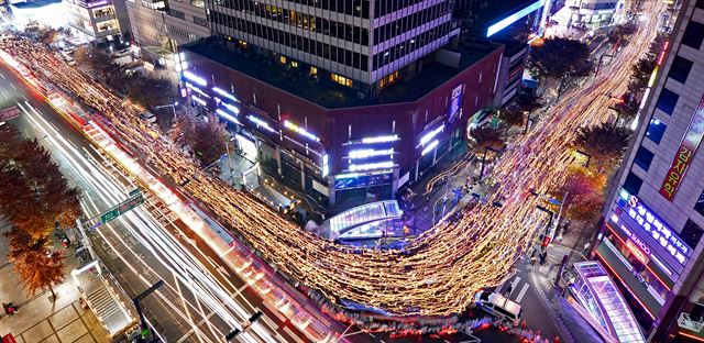 대구 시민들의 촛불을 들고 도심을 행진하고 있다. 대구=사진공동취재단