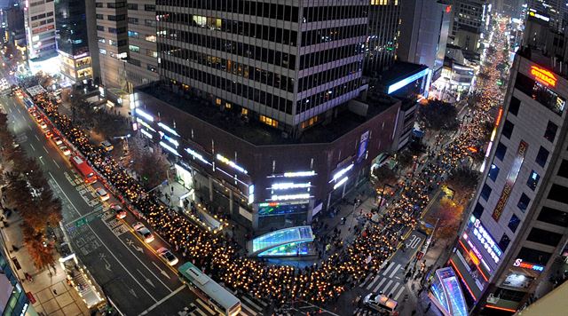 박근혜 대통령의 퇴진을 촉구하는 제3차 대구 시국 대회가 19일 저녁 대구 중구 대중교통 전용지구에서 열렸다. 1만 5천여 명(주최추산)의 집회 참가자들이 촛불을 들고 행진을 하고 있다. 대구=사진공동취재단