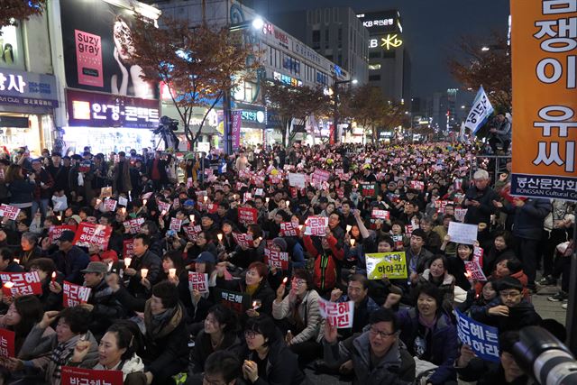 19일 오후 박근혜퇴진 3차 시국대회가 열린 대구 중구 대중교통전용지구에 대구시민들이 박근혜 퇴진을 외치고 있다. 정광진기자 kjcheong@hankookilbo.com