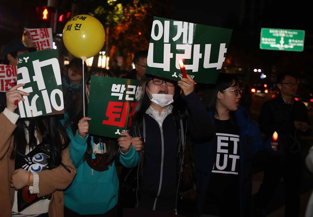 박근혜 대통령 퇴진 집회가 열린 19일 오후 대구 중구 동성로 일대에서 수능을 마친 수험생들이 행진하며 대통령 하야를 촉구하고 있다. 대구=연합뉴스