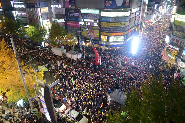 19일 오후 부산진구 서면쥬디스태화 인근에서 열린 '박근혜 하야 10만 부산 시국대회' 행사에 많은 시민들이 모여 구호를 외치고 있다. 부산=전혜원 기자