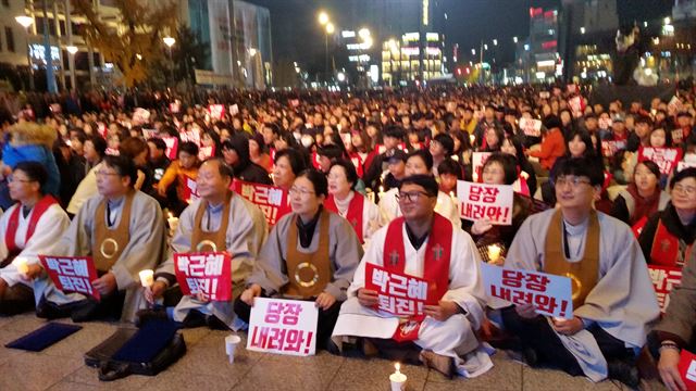 박근혜 퇴진 광주 10만 시국촛불 대회가 열린 19일 오후 광주 동구 5ㆍ18민주광장에서 시민들이 '박근혜 대통령 하야'를 요구하는 촛불집회를 진행하고 있다.