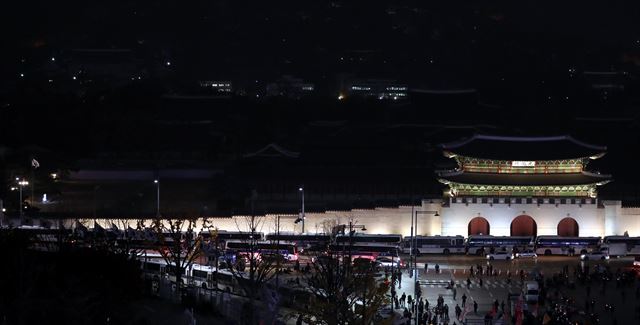 19일 박근혜 대통령의 비선실세 최순실 씨의 국정농단 사태에 분노한 시민들의 '대통령 퇴진 촉구 집회'가 서울 광화문 광장에서 열리는 동안 경복궁 뒤로 어둠속에 싸인 청와대는 정적만이 흐르고있다. 사진공동취재단