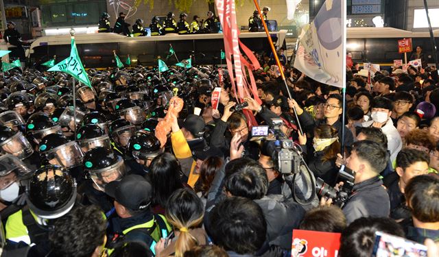 청와대 방향 행진에 나선 시민들이 경찰의 차벽에 막히자 경복궁역 사거리에서 경찰과 대치하며 하야 구호를 외치고 있다. 지난 12일의 집회처럼 경찰, 시민 모두 과격한 행동을 삼가 하고 있다. 오대근기자 inliner@hankokilbo.com