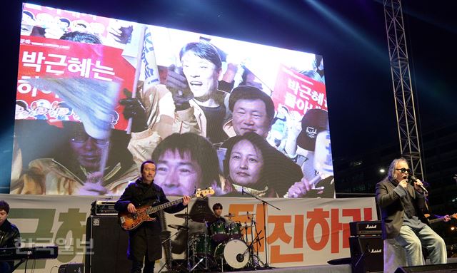 19일 오후 서울 광화문광장 일대에서 열린 박근혜 정권 퇴진 촉구 4차 촛불집회에서 가수 전인권씨가 공연하고 있다. 배우한기자bwh3140@hankookilbo.com