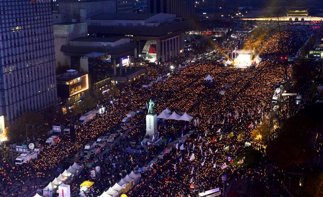 19일 오후 박근혜 대통령 퇴진 촉구 4차 촛불집회에 참석한 시민들이 광화문광장과 주변 거리를 가득 메우고 있다. 사진공동취재단