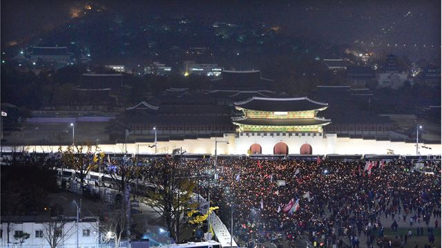 19일 오후 서울 광화문광장 일대에서 열린 제4차 촛불집회에 참석한 시민들이 촛불을 들고 '최순실 게이트' 진상규명과 박근혜 대통령 퇴진을 촉구하며 행진하고 있다. 연합뉴스