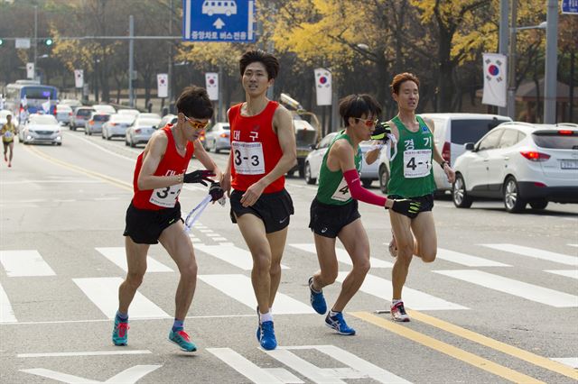 마지막 날 1, 2구간에서 동시에 바통 터치하는 대구, 경기 선수들. 대한육상연맹 제공