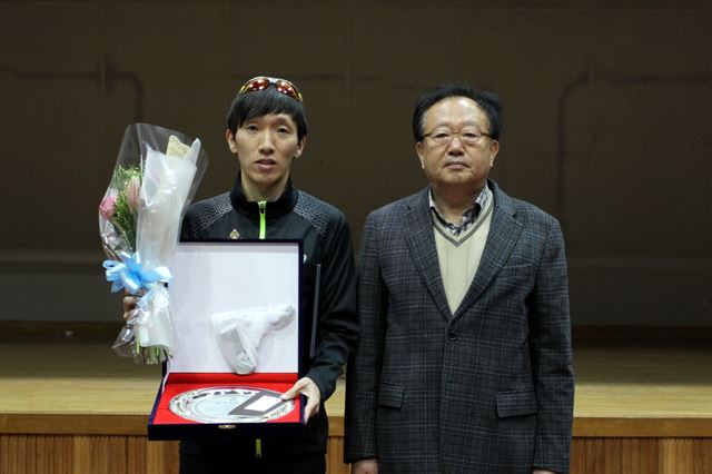 경부역전마라톤 최우수선수상을 받은 경기 김영진(왼쪽)과 진장옥 대한육상연맹 수석부회장. 대한육상연맹 제공