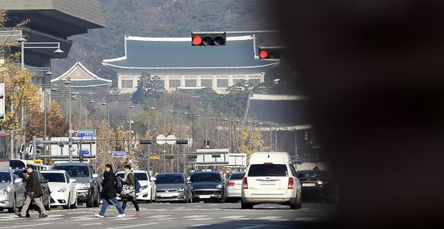 검찰 최순실 게이트 특별수사본부가 최순실 씨와 안종범 전 청와대 정책조정수석, 정호성 전 청와대 부속비서관에 대한 중간 수사 결과를 발표한 20일 서울 중구 세종대로 에서 바라본 청와대 앞쪽 신호등에 빨간불이 켜져 있다. 뉴시스