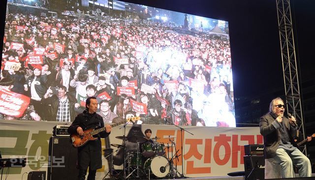 19일 오후 서울 광화문광장 일대에서 열린 박근혜 정권 퇴진 촉구 4차 촛불집회에서 가수 전인권이 공연하고 있다. 배우한 기자 bwh3140@hankookilbo.com