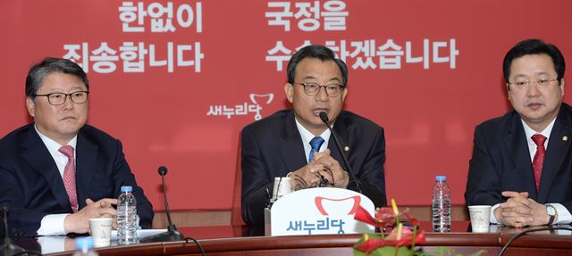 이정현(가운데) 새누리당 대표가 21일 오전 서울 여의도 당사에서 열린 최고위원회의에서 발언을 하고 있다. 왼쪽은 조원진 최고위원, 오른쪽은 이장우 최고위원. 오대근 기자 inliner@hankookilbo.com