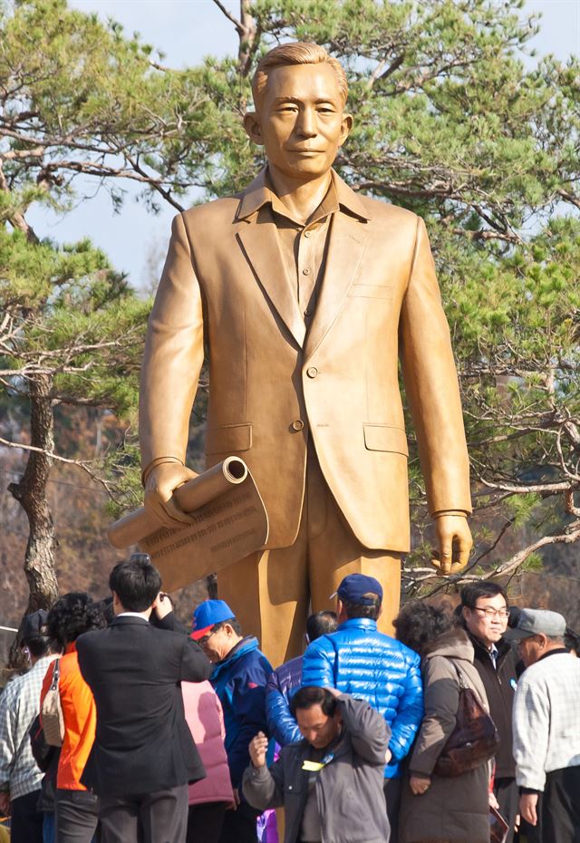 경북 구미시 상모동 박정희 전 대통령 생가 부근에 있는 동상.