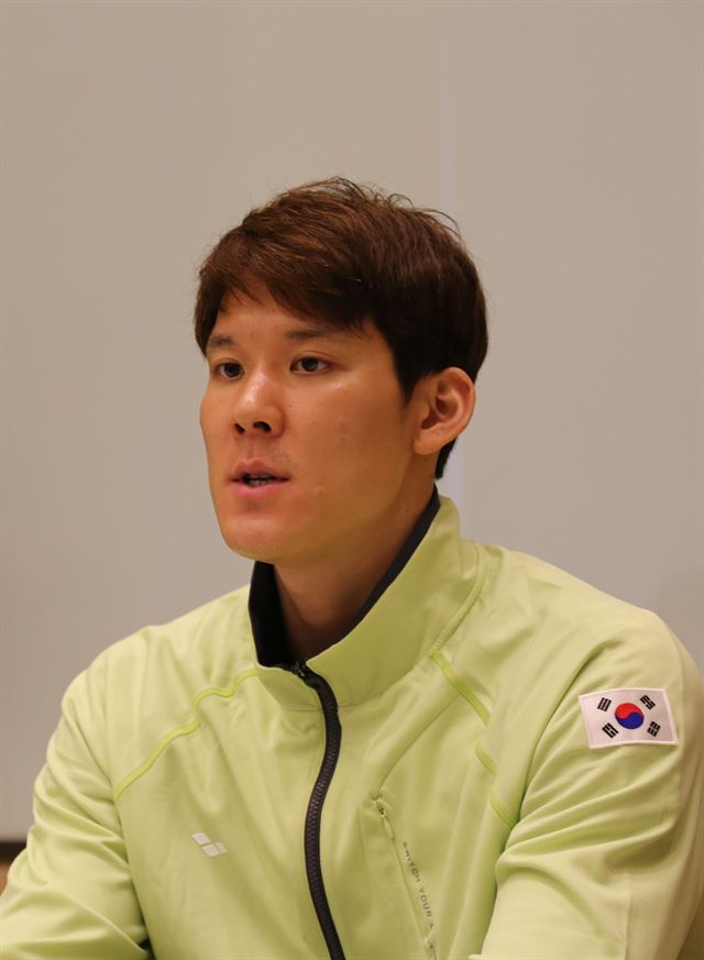 박태환이 21일 일본 도쿄 시내에서 한국 기자들과 만나 김종 전 문화체육관광부 차관의 올림픽 포기 외압 논란에 대해 말하고 있다. 도쿄=연합뉴스