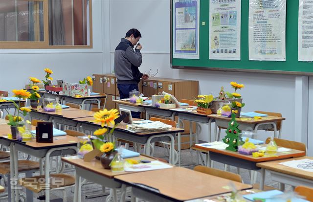 [저작권 한국일보]21일 일반인에게 공개된 경기 안산교육지원청 '단원고 416기억 교실'에서 한 관람객이 세월호 참사로 희생된 학생들의 추억이 담긴 교실과 가족,친구들이 희생자들을 그리워 하며 남긴 글을 살펴보다 눈물 을 흘리고 있다,. 16.11.21 신상순 선임기자ssshin@hankookilbo.com /2016-11-21(한국일보)