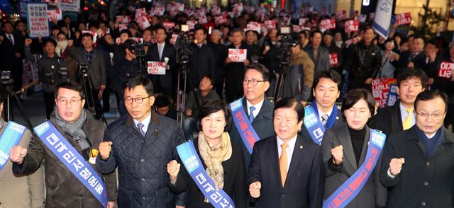 추미애(가운데) 더불어민주당 대표와 당 지도부들이 21일 대전에서 열린 ‘대전ㆍ세종 박근혜 대통령 퇴진 국민주권 운동본부’ 출정식에 참석해 대통령 퇴진을 촉구하고 있다. 연합뉴스