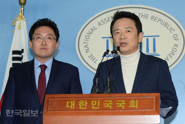 남경필 경기지사와 김용태 의원이 22일 국회 정론관에서 기자회견을 통해 새누리당 탈당 입장을 밝히고 있다. 오대근기자 inliner@hankookilbo.com