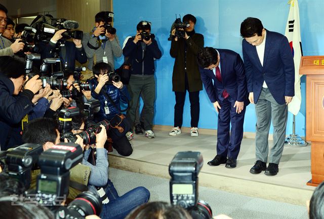 남경필 경기지사와 김용태 의원이 22일 국회 정론관에서 기자회견을 통해 새누리당 탈당 입장을 밝힌 후 인사하고 있다. 오대근기자 inliner@hankookilbo.com