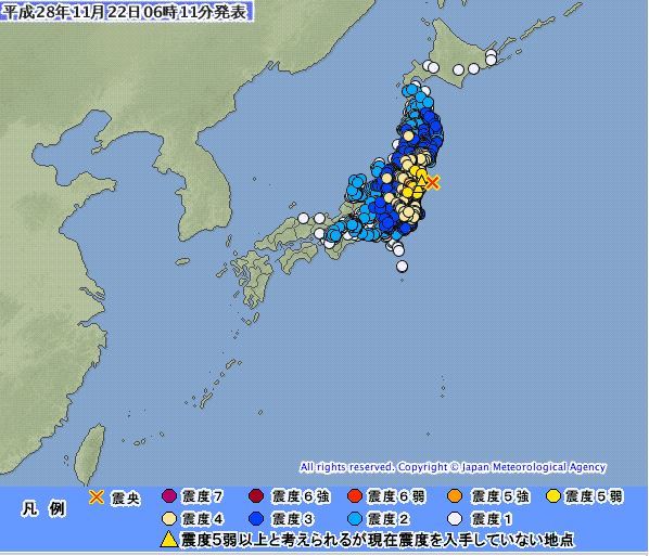 [도쿄=연합뉴스] 일본 후쿠시마(福島)에서 22일 오전 6시께 규모 7.3의 지진이 발생해 쓰나미 경보가 내려졌다. 사진은 일본 기상청 홈페이지. /그림 5[교도=연합뉴스] 후쿠시마현 앞바다에서 규모 7.3의 강진이 발생해 쓰나미 경부가 내려지고 긴급 대피하라는 안내가 나온 가운데 지진으로 열차 운행이 중단된 미야기현 센다이의 센다이 역에 몰린 승객들이 운행이 재개되기를 기다리고 있다.
