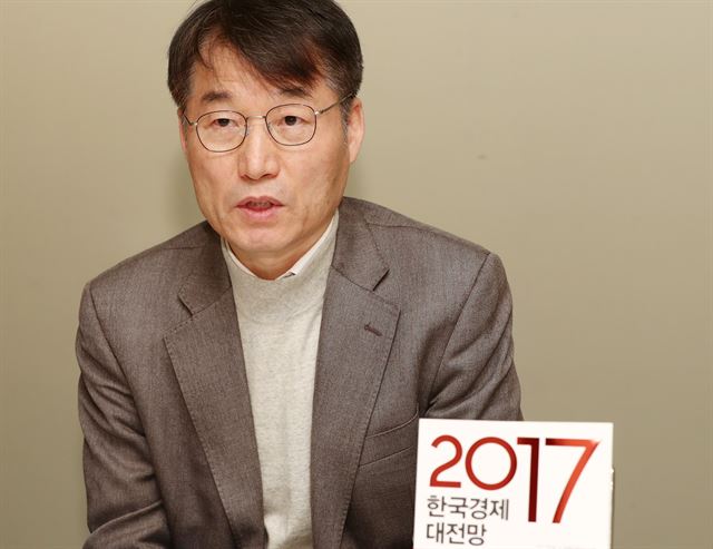 이근 서울대 경제학부 교수가 22일 '2017년 한국경제 대전망' 출간 기자간담회에서 내년 경제의 위험 요소에 대해 설명하고 있다. 연합뉴스