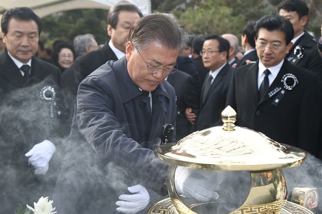 문재인 더불어민주당 전 대표가 22일 국립서울현충원에서 열린 고 김영삼 전 대통령 1주기 추모식에서 분향하고 있다. 문 전 대표는 이 자리에서 총리 추천 논의가 탄핵 발의 지연 사유가 되어선 안 된다는 입장을 밝혔다. 홍인기기자