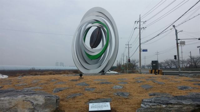 청주시 옥산면 소로2리 삼거리 입구에 세운 소로리볍씨 상징조형물. 청주시 제공