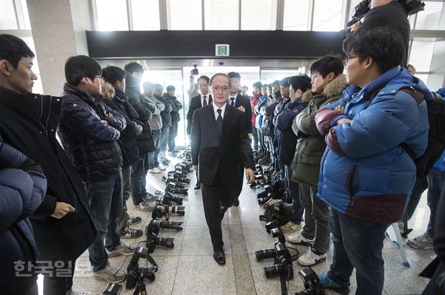 23일 오전 서울 용산구 국방부 청사 로비에서 사진기자들이 국방부의 한일군사정보보호협정 조인식 비공개방침에 항의, 카메라를 내려놓고 취재를 거부하고 있다. 항의하는 사진기자들 사이로 나가미네 야스마사 주한일본대사가 조인식장으로 향하고 있다. 사진공동취재단