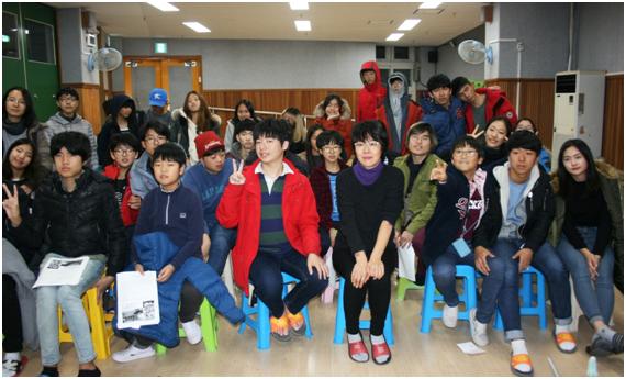 서울 마포구 성산동 성미산학교의 ‘지인지기’ 프로그램이 진행된 22일 강연자로 나선 화가 김미경(맨 앞줄 왼쪽 네 번째)씨가 학생들과 기념사진을 찍기 위해 포즈를 취했다.