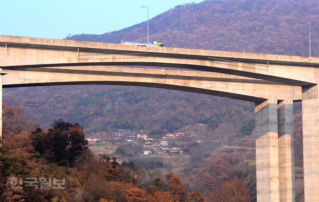 경부고속도로 교각 아래 산마을이자 강 마을.