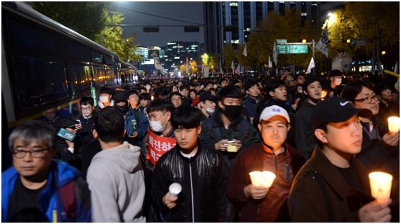 박근혜 대통령 퇴진을 촉구하는 3차 촛불집회가 열린 지난 12일 오후 서울 종로구 내자동로터리 앞에서 촛불을 든 시민들이 청와대를 향해 행진하고 있다. 신상순 선임기자