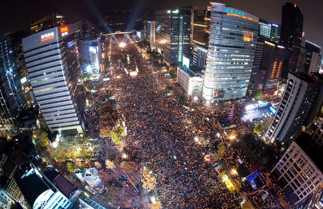 지난 12일 광화문 광장을 가득 메운 촛불행렬. 사진공동취재단