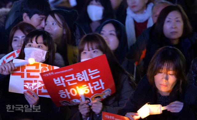 12일 서울 광화문 사거리에서 시민들이 촛불을 들고 구호를 외치고 있다. 한국일보 자료사진