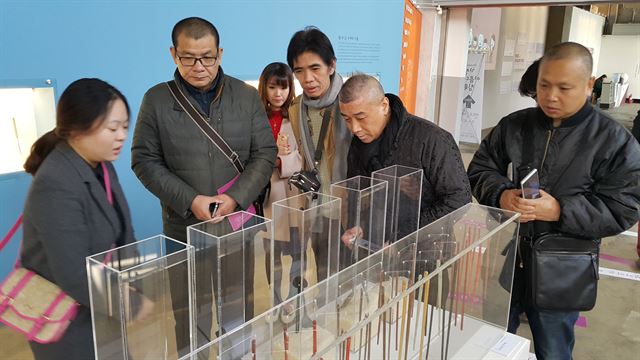 2016젓가락페스티벌 전시관을 찾은 중국 관람객들이 고대 유물 젓가락을 유심히 살피고 있다. 청주시문화산업진흥재단 제공