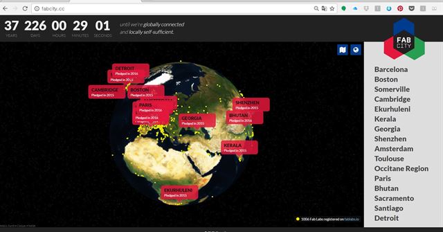 자급자족 도시에 도전하는 팹시티 프로잭트에 참여하고 있는 도시와 지역을 보여주는 지도. 왼쪽 상단의 숫자는 목표 기한인 2054년까지 남은 시간을 카운트다운하는 시계다. Fabcity.cc