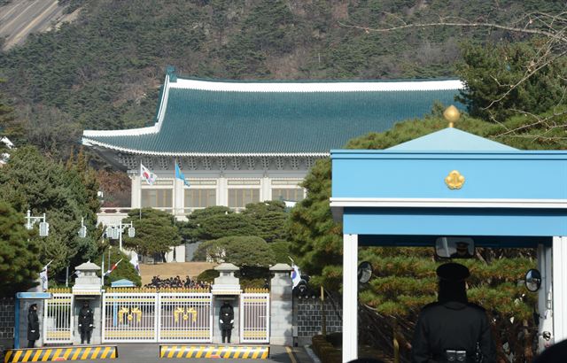 경찰들이 23일 청와대 본관 앞에서 경비 업무를 하고 있다. 고영권기자