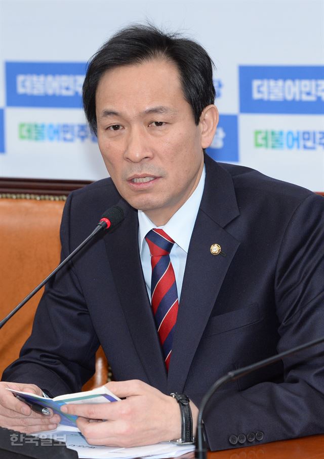 우상호 더불어민주당 원대대표가 22일 국회에서 열린 원내대책회의에서 박근혜 대통령 탄핵소추안에 대한 발언하고 있다. 오대근기자 inliner@hankookilbo.com