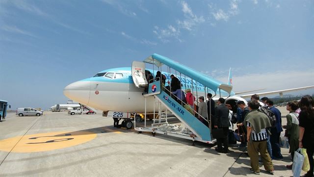 제주관광시장 성장에 따른 열매가 관광업계 종사자보다 기업에 더 많이 돌아가면서 불균형이 커지는 것으로 나타났다. 사진은 제주공항 전경.