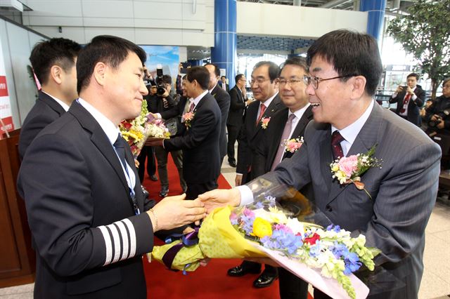 지난 3월 이스타항공이 중국 닝보 노선을 취항한 것을 축하하기 위해 충북도와 청주시 관계자들이 항공사 직원들에게 꽃다발을 전달하고 있다. 청주공항은 지자체의 전폭적인 지원 아래 전국 중소 규모 공항 가운데 처음으로 연간 이용객 250만명 시대를 열었다. 이런 성장 추세라면 내년엔 300만명 돌파가 확실하다. 충북도 제공