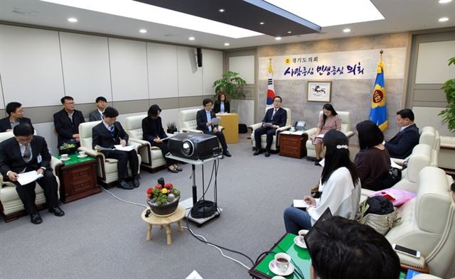 정기열(오른쪽에서 여섯 번째) 경기도의 의장이 지난 10일 경기 수원 도의회 의장실에서 남양주 다산신도시 진건지구 입주예정자들과 중학교 설립과 관련한 간담회를 열고 있다. 경기도의회 제공