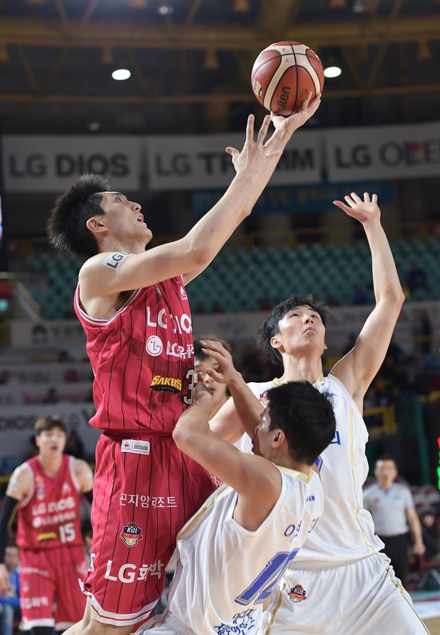 LG 기승호가 24일 창원실내체육관에서 열린 KCC와 경기에서 레이업 슛을 하고 있다. KBL 제공