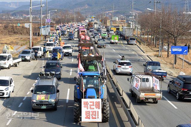 25일 전국에서 모인 1천여대의 농민들의 트랙터와 트럭이 경기도 안성에서 집결후 서을을 향해 출발 하고 있다. 신상순 선임기자